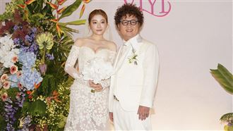 世紀婚宴豪砸3百萬　依依爆乳激吻納豆