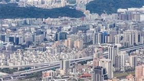 從川普關稅戰打到匯率戰，市場瞬息萬變，讓一票專家跌破眼鏡，房市因去年就經過信用管制的洗禮，今年看起來市場波動相對最小。（圖／黃威彬攝）
