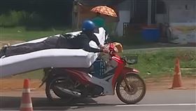 一名男子趴在床墊上騎機車，姿勢相當特殊，引起網友熱烈討論。（圖／翻攝畫面）