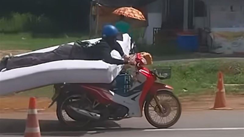 一路睡進公司？他賴床騎機車狂飆　網笑了