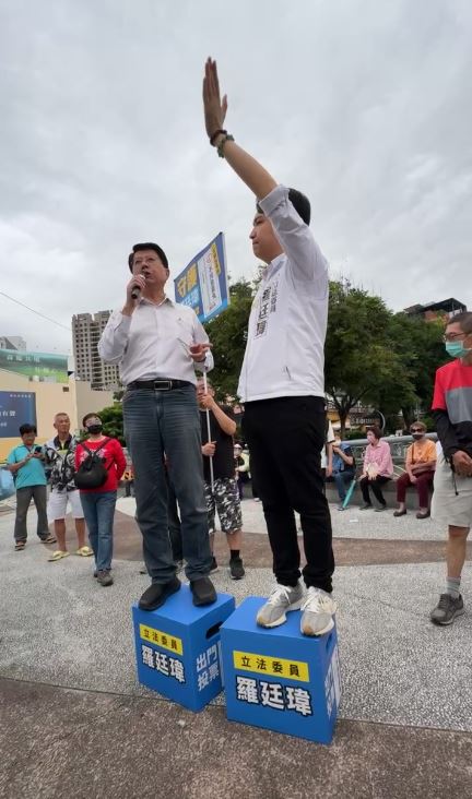 謝龍介街頭站台,講到激動處卻以不雅言論羞辱罷團。(圖/翻攝自羅廷瑋臉書直播)