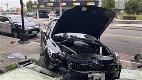 游男開車時為撿蛋塔導致車子失控發生車禍。（圖／翻攝畫面）