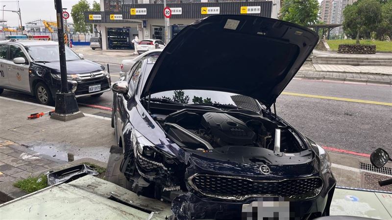 為撿蛋塔！新北男開車失控撞變電箱畫面曝