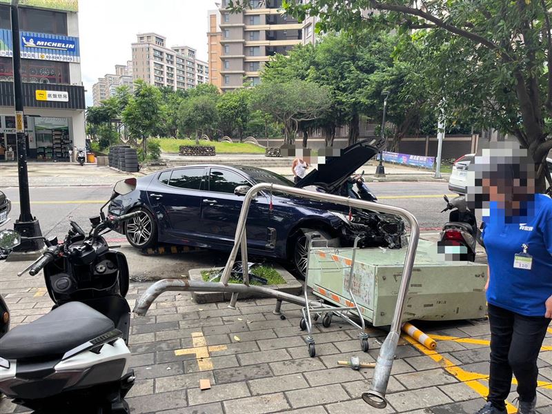 游男疑似為了撿蛋塔肇事。（圖／翻攝畫面）