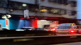 警方及消防隊到場破門，發現葉男已在家中明顯死亡。（圖／民眾提供） 