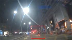 張男被警方追捕後上銬逮捕。（圖／翻攝畫面）