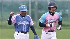 世壯運慢速壘球  蔣萬安遭刺殺2025雙北世界壯年運動會慢速壘球項目25日在台北迎風河濱公園棒球場（觀山棒球場）進行45歲以上混合休閒組賽事，台北市長蔣萬安（中）欲往二壘推進遭刺殺，新北市長侯友宜（左）比出出局手勢。中央社記者翁睿坤攝  114年5月25日