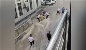 中國華南、華中一帶近日連降豪雨，貴州及廣西自22日至23日接連出現3處山坡地崩塌，截至25日晚間累計已造成8人死亡、19人失蹤。(翻攝微博)