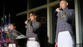 杜宣臣（中）2023年在國慶日酒會上帶領唱國歌。中央社