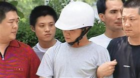 士兵郭慶和（中）勒斃張女後姦屍，最後因胸口抓痕露餡，俯首認罪。（東森新聞提供）