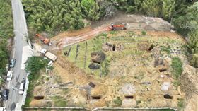 近年許多不肖環保業者在丘陵凹陷處埋放建築垃圾，荼毒地的行徑抓不勝抓。圖為2024年一名環保業者將承攬的大量垃圾埋在新竹縣寶山鄉承租的土地中，獲取不法利益約1.5億元。（圖／報系資料庫）