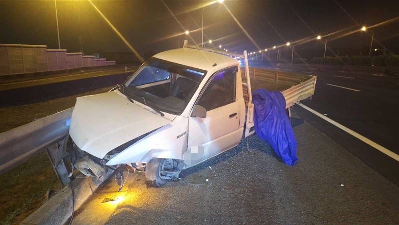 貨車國道詭撞！害2車遭殃…駕駛闖禍跑了