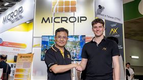 ▲擷發科技宣布與歐洲邊緣Al晶片新創公司Axelera AI正式建立戰略合作夥伴關係。圖中左為擷發科技業務暨行銷副總經理王俊凱，右為荷蘭人工智薏半導體新創公司Axelera AI 的 Steven Hunsche。（圖／擷發科技提供）