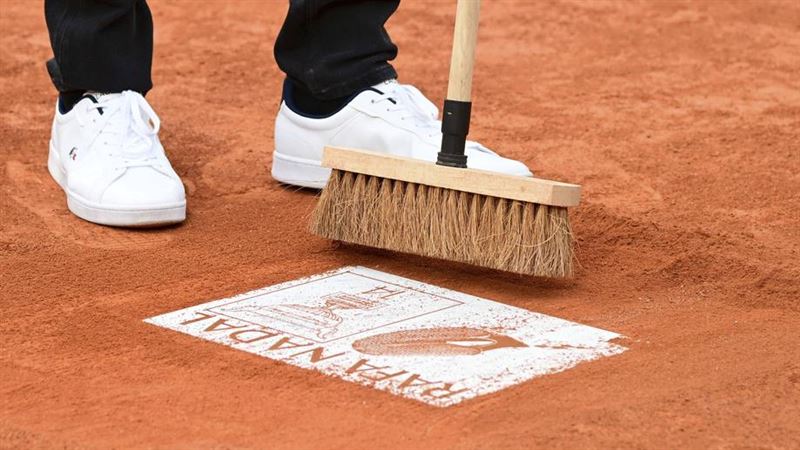 法網致敬納達爾（Rafael Nadal），中央球場永留他的鞋印。（圖／美聯社／達志影像）