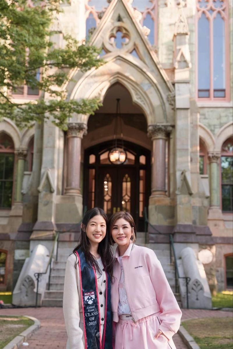 蔣雅淇女兒關愛（左）順利從賓州大學華頓商學院畢業。（圖／翻攝自臉書）