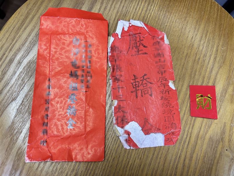 羅女將贓款放進「壓轎金」紅包袋內,讓警方傻眼。(圖/翻攝畫面)