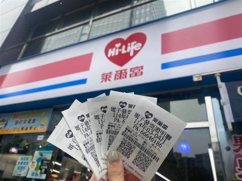 幸運兒在萊爾富花39元買飲料中千萬發票。（圖／萊爾富 提供）