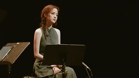 ▲歐陽娜娜不受影響出席音樂會。（圖／翻攝自微博）