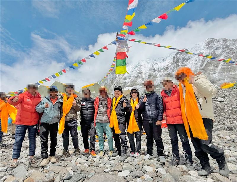 「登山女神」曾格爾（右四）是眭澔平（右五）的登山夥伴之一。（圖／翻攝自曾格爾臉書）