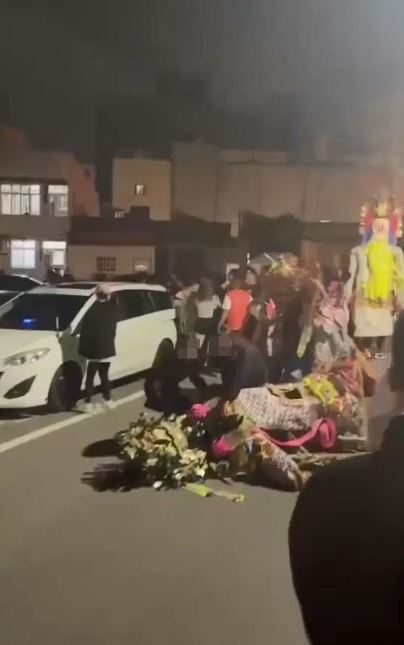 陣頭人員與一對夫妻因酒後口角大打出手,混亂中神尊也被推倒。(圖/翻攝爆料公社)