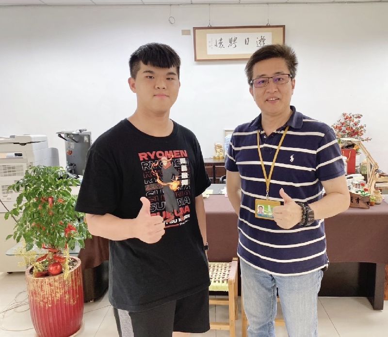 翼友福（左）為高雄市六龜高中首名錄取國立台灣大學社會學系的畢業生。（圖／中央社）