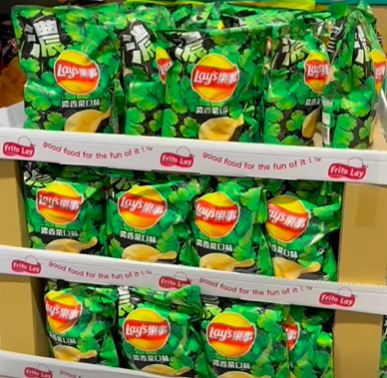 網友分享,在好市多發現「濃香菜」洋芋片,呼籲香菜控快衝一波。(圖/翻攝自臉書@好市多商品資訊分享)
