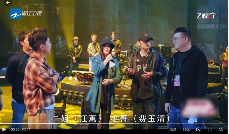 周杰倫在《周遊記3》公開大巨蛋彩排花絮,不僅江蕙現身探班,兩人聊天過程更意外洩漏費玉清的行蹤。(圖/翻攝自微博)