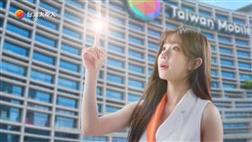 李珠珢降臨台灣大科技核心基地—臺北文創大樓天台，帶領觀眾一覽台灣大跨越時間與場域的AI生活藍圖。（圖／台灣大提供） 