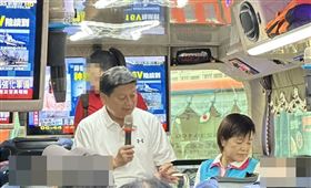 「花蓮新世代青年聯盟 曙光計劃」在臉書粉專發文貼出照片表示，早上六點從吉安鄉出發的遊覽車上，「大人傅崐萁上車跟鄉親們送行，真的是史無前例！」（圖／翻攝自「花蓮新世代青年聯盟 曙光計劃」在）

