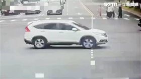 ▲2名日籍男子過馬路時突遭陌生女子從後方猛踢一腳。（圖／翻攝畫面）