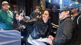 ▲李連杰在飯店外和粉絲合影、互動。（圖／翻攝自微博）