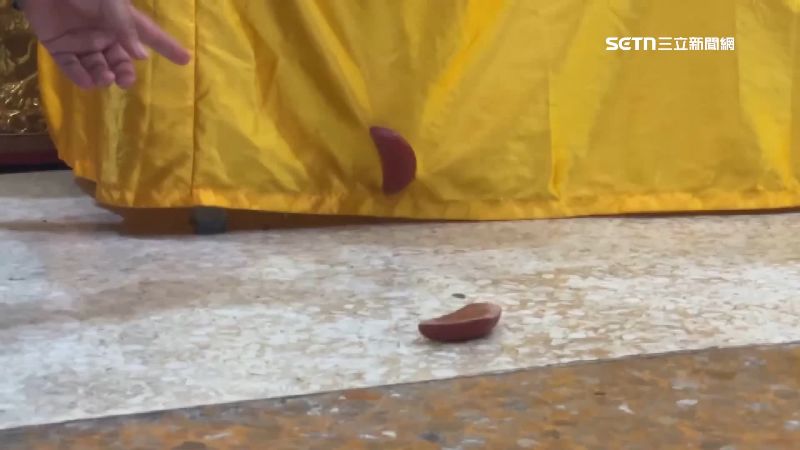 嘉義大天宮今年立筊3次　筊杯神奇黏桌巾