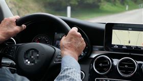 老人，開車，駕照(圖／PIXABAY)