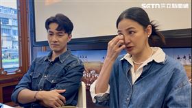 洪小鈴（右）提到擠奶辛酸，忍不住落淚。（圖／記者杜沛學攝影）