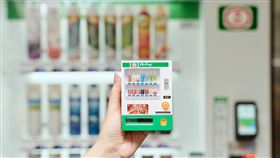 「黑松飲料自動販賣機公仔」以1比18比例縮小，可投幣互動還原日常買飲料的樂趣。（圖／品牌業者提供）