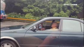 阿北好忙 開車雙螢幕追劇 危駕恐難罰