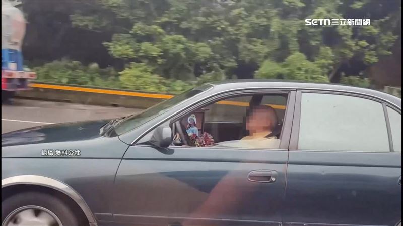 阿北國道開車雙螢幕追劇　但1原因難開罰