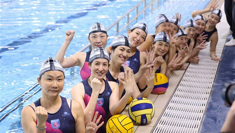 知名新聞主播夏嘉璐夏嘉璐與「Friday隊」水球隊隊友。（圖／2025世壯運執委會提供）