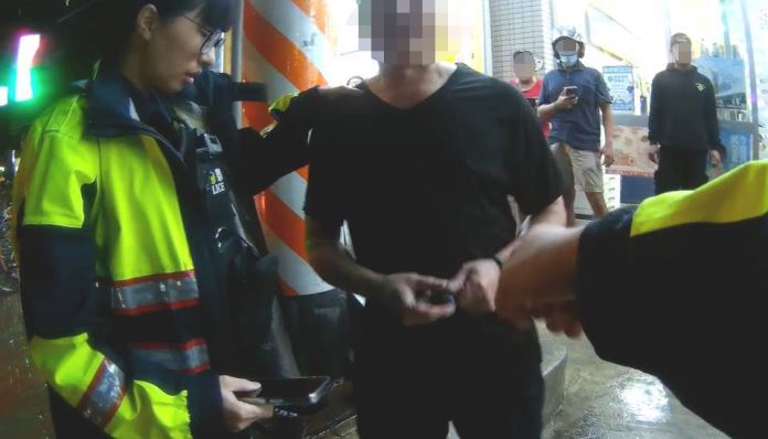 楊男撞上路邊的行人劉男並沿路拖行1.5公里。(圖/讀者提供)