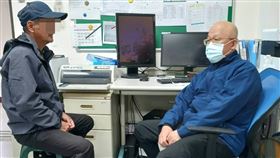 男休克昏厥  高雄榮總醫師偏鄉救命成功高雄市那瑪夏區61歲孫姓男子日前到衛生所就診時突然失去意識，當天值班高雄榮總急診醫學部醫師陳文毅（右）憑藉豐富經驗緊急插管，並啟動後送機制，成功救命。（高雄榮民總醫院提供）中央社記者蔡孟妤傳真  114年3月19日