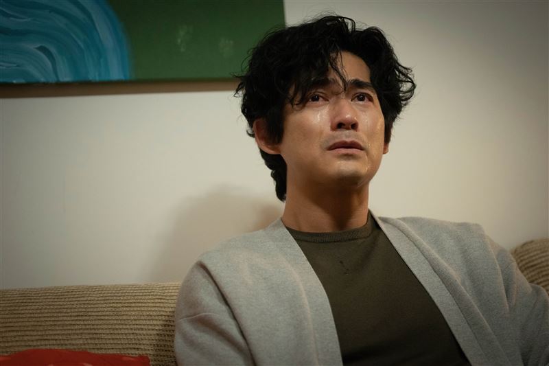 周渝民飾演的精神科醫生面對人生巨變崩潰痛哭。（圖／CATCHPLAY+提供）