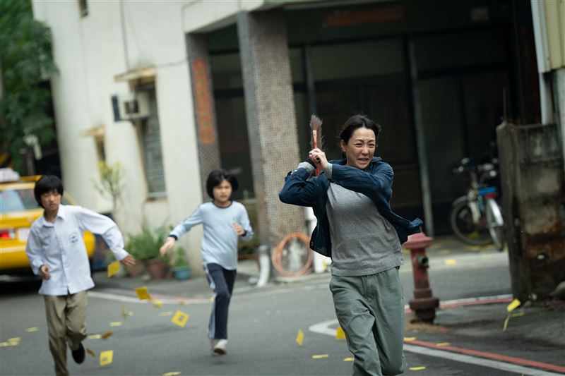 謝欣穎飾演的崩潰母親對騷擾行為暴走追逐。（圖／CATCHPLAY+提供）