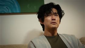 周渝民飾演的精神科醫生面對人生巨變崩潰痛哭。（圖／CATCHPLAY+提供）