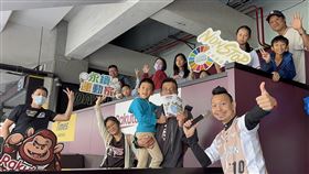 ▲樂天桃猿推廣「桃猿樂永續生活學習冊」，邀請完成任務的小朋友參觀球場。（圖／樂天桃猿球團提供） 