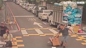 ▲劉姓陸配在民生社區直播，還拍攝學生上下課遭送辦。（圖／翻攝畫面）