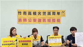 新竹市時力議會黨團要求公布晴空匯火警報告時代力量新竹市議會黨團26日召開記者會，黨籍議員蔡惠婷（左2）、廖子齊（左1）、林彥甫（右2）出席，針對新竹市「晴空匯」社區大樓去年5月26日發生火警，造成2名消防員殉職悲劇，要求新竹市政府公布行政調查報告，並持續推動消防公安制度改革，避免悲劇重演。（時代力量提供）中央社記者郭宣(文三)傳真 114年5月26日