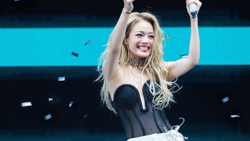 容祖兒爆乳馬甲辣翻！44歲性感曲線噴鼻血