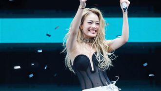 容祖兒爆乳馬甲辣翻！44歲性感曲線噴鼻血