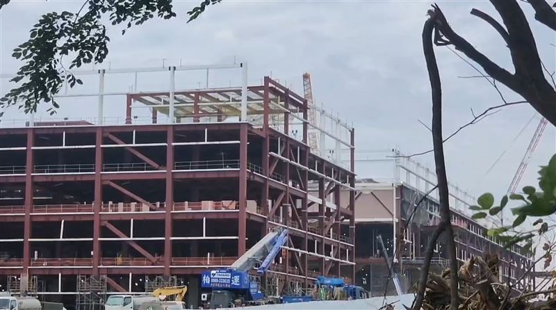 台積電嘉義封裝廠去年5月挖到人骨遺骸,緊急停工委託考古團隊善後。(圖/翻攝畫面)