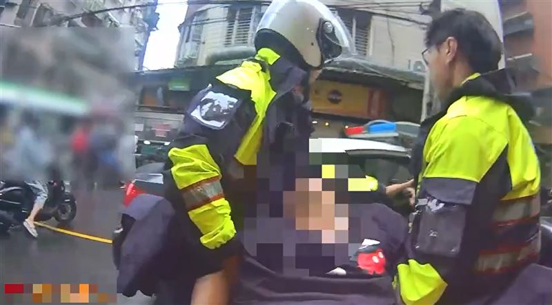 袁男被警方逮捕。(圖/翻攝畫面)